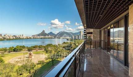 Excelente apartamento de 227m² com vista para a Lagoa e 3 vagas.