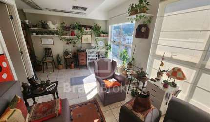 Sala comercial de 30m² em prédio moderno com vaga de garagem