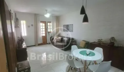 Casa linear e com terraço em  condomínio fechado