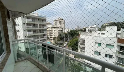 Excelente apartamento em prédio único com vista livre na Freguesia, com lazer. Localização privilegiada no Bairro..