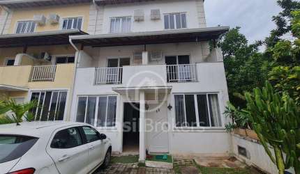 Casa Geminada Triplex 4 Dormitórios com  2 suítes