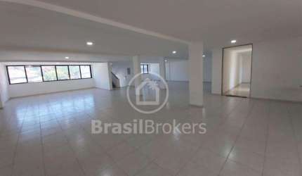Prédio à venda na Taquara de 4 andares e 730 m²