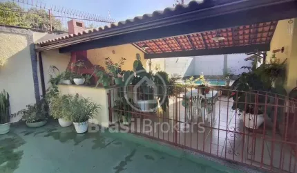 Casa com piscina churrasqueira condomínio fechado