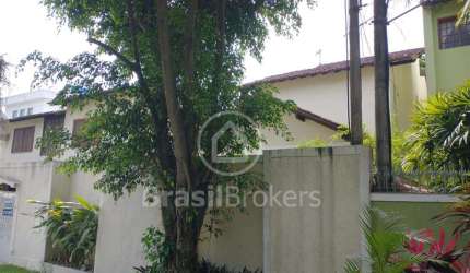 Casa de Condomínio 4 quartos, sendo 1 suíte