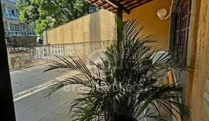 Linda casa duplex com 5 quartos em 384 m² de área construída, localizada no Quebra coco!