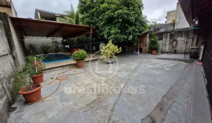 Casa LINEAR, 4 quartos e com enorme quintal !!