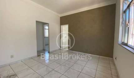 ÓTIMO  APARTAMENTO DE 2 QUARTOS AO LADO DO COMERCIO E CONDUÇÃO