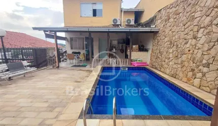 Belíssima casa duplex com edícula e área de lazer