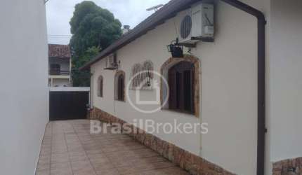 Casa linear de 3 quartos e 3 suítes na Rua Chapot Prevost, juntinho à Praia da Guanabara!