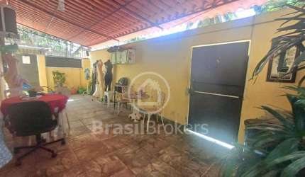 Apartamento tipo casa de 02 quartos no térreo frente na parte baixa do Jardim Carioca, próximo à Estrada do Galeão