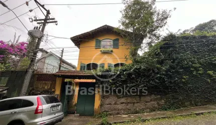 Casa charmosa e aconchegante, em rua nobre, no Centro de Petrópolis !
