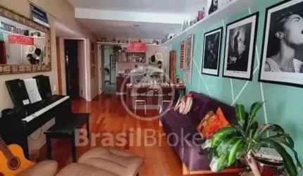 Reformado e com varanda na Rua Maria Angélica, com duas vagas de garagem!