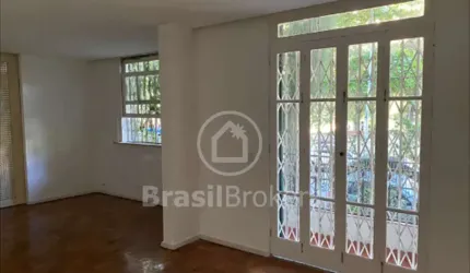 Apartamento de 4 quartos, no bairro Peixoto, em frente à praça.