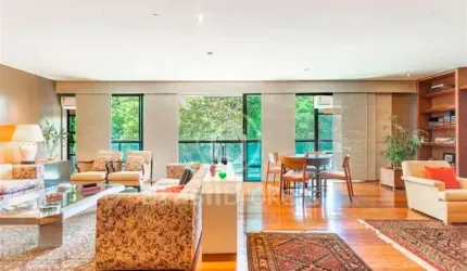 Apartamento amplo na quadra da praia de Ipanema — conforto, luz natural e localização imbatível