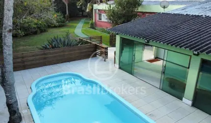 Casa com 5 quartos e piscina e sauna.