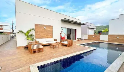 Casa de 285 m2 de 3 dorm. c/ piscina aquecida no Caledônia