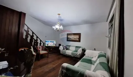 Terreno com Duas Casas Independentes, 5 Quartos, Terraço e 2 Vagas na Penha!