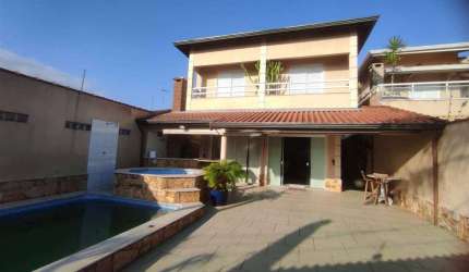 EXCELENTE CASA COM 4 SUÍTES E PISCINA EM PRAIA GRANDE!