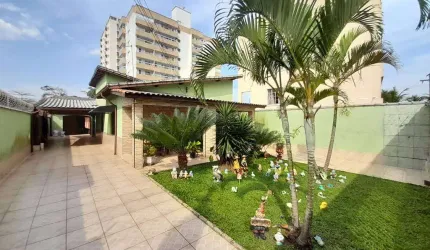 Excelente casa com 02 dormitórios, sendo 01 suíte, 04 vagas de garagem, piscina, ampla área gourmet com churrasqueira, ampla edícula com 32 metros quadrados, a locação inclui piscineiro semanalmente e