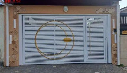 Excelente casa geminada de 02 dormitórios, sendo 01 suíte, 02 vagas de garagem com piscina na Vila Caiçara