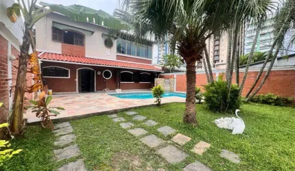 EXCELENTE CASA COM 3 DORMITÓRIOS E PISCINA NO BAIRRO BALNEÁRIO FLÓRIDA EM PRAIA GRANDE!