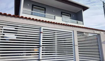 Excelente casa de condomínio sobreposta alta com 02 dormitórios, 01 vaga de garagem e espaço para depósito. O imóvel está localizado no Parque das Américas, bairro que vem se valorizando através de re