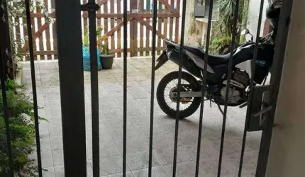 Excelente casa no Jardim Melvi com 02 dormitórios, 02 vagas de garagem e edícula.