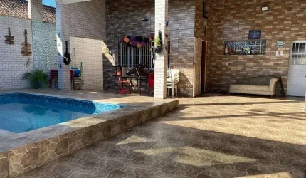Excelente casa com 02 suítes, sendo 01 master com hidromassagem, piscina, churrasqueira e 04 vagas de garagem. O imóvel está localizado na Nova Mirim, bairro que concentra vários serviços de educação,