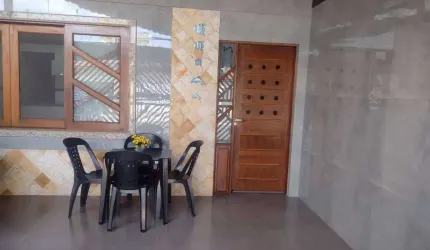 Excelente casa reformada de 02 dormitórios, 02 vagas de garagem. O imóvel está localizado no Vilamar na Vila Caiçara, bairro que vem recebendo e cada vez mais investimentos na infraestrutura, além de 