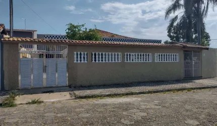 Excelente casa isolada com 03 dormitórios, sendo 01 suíte, edícula com 02 dormitórios, piscina, churrasqueira e 06 vagas de garagem no Balneário Maracanã.