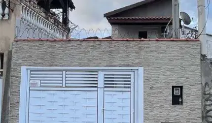 Excelente sobrado reformado e mobiliado com 05 suítes, 01 lavabo, 03 vagas de garagem. O imóvel está localizado na Vila Guilhermina, um dos bairros mais movimentados, tradicionais e procurados por tur