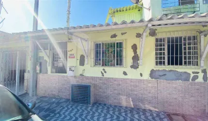 Excelente bangalo duplo com um dormitorio na parte superio e com vaga de garagem.