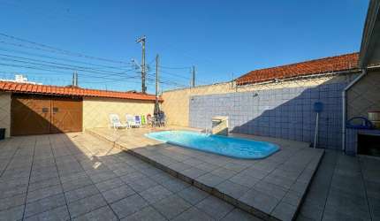 Casa com piscina perto da praia na Praia Grande