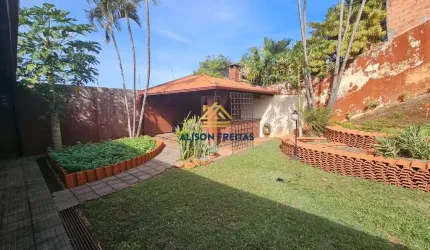 Casa próximo ao centro, com amplo terreno em Ibiporã/PR