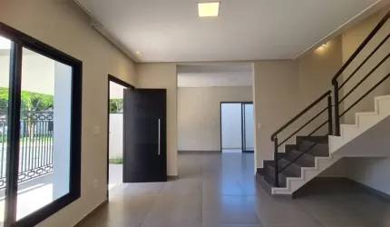 Casa nova, com 03 dormitórios sendo 01 suíte e 03 vagas de garagem