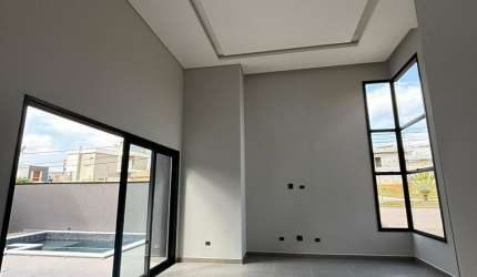 Casa em condomínio com 03 dormitórios, piscina e living com pé direito