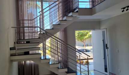 Casa com 04 dormitórios, aconchegante e no melhor condomínio do vale