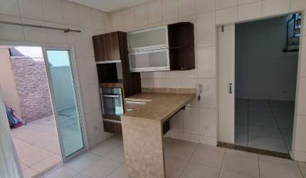Casa com 04 dormitórios em condomínio com segurança 24h
