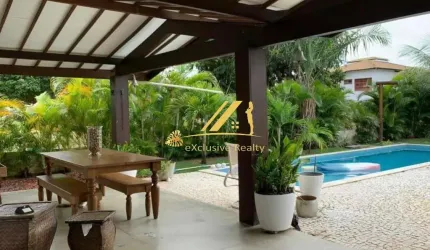 Casa maravilhosa de 5 suítes no Condomínio Parque Interlagos. 390m2 de área construída, terreno com 1.200m2. Piscina, churrasqueira, aquecimento solar