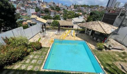 Casa super espaçosa e confortável no Condomínio fechado, Quinta do Candeal. 4 suítes com piscina, churrasqueira e bastante espaço com jardim.