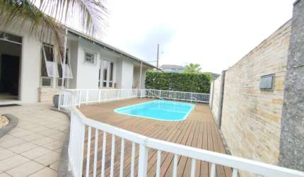 LINDA CASA COM APLO TERRENO E PICINA NO GLORIA