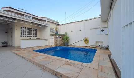 Casa térrea com piscina