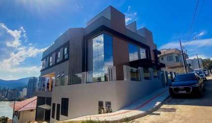 C79 - Linda residência localizada em Itapema
