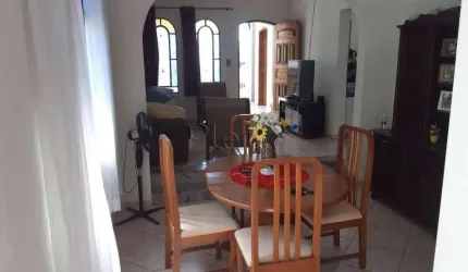 Casa à venda com 3 quartos no Vila Clayton, Valinhos.