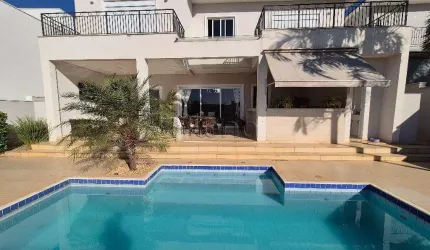 Casa à venda com 4 suítes no Village Sainte Hélène, Campinas.