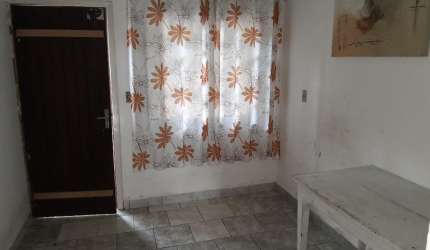 Casa Progresso/Blumenau contendo 01 dormitório.