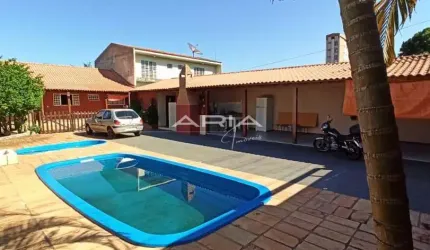 Casa Ampla na Vila Brasil com 4 quartos sendo 1 suíte e 2 piscinas - Londrina PR