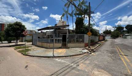Casa Comercial de Luxo no Setor Sul de Goiânia - 4 Quartos, 2 Suítes, 3 Salas, 4 Banheiros e 3 Vagas de Garagem - 345m²