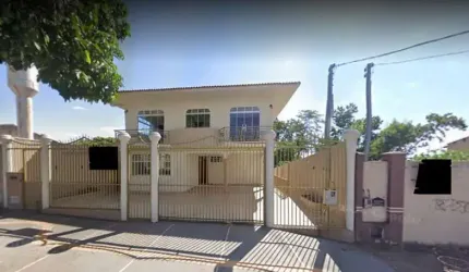 Imponente sobrado de luxo com 5 quartos e 4 suítes à venda em Goiânia-GO, bairro Bro Cidade Jardim - 452m², 5 vagas.