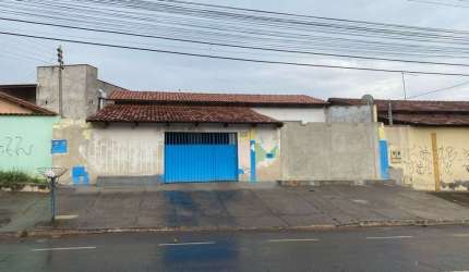 Imperdível Casa Comercial à Venda em Vila Brasília, Aparecida de Goiânia-GO: 3 Quartos, 1 Suíte, 2 Salas, 2 Banheiros, 5 Vagas de Garagem, 167m²!